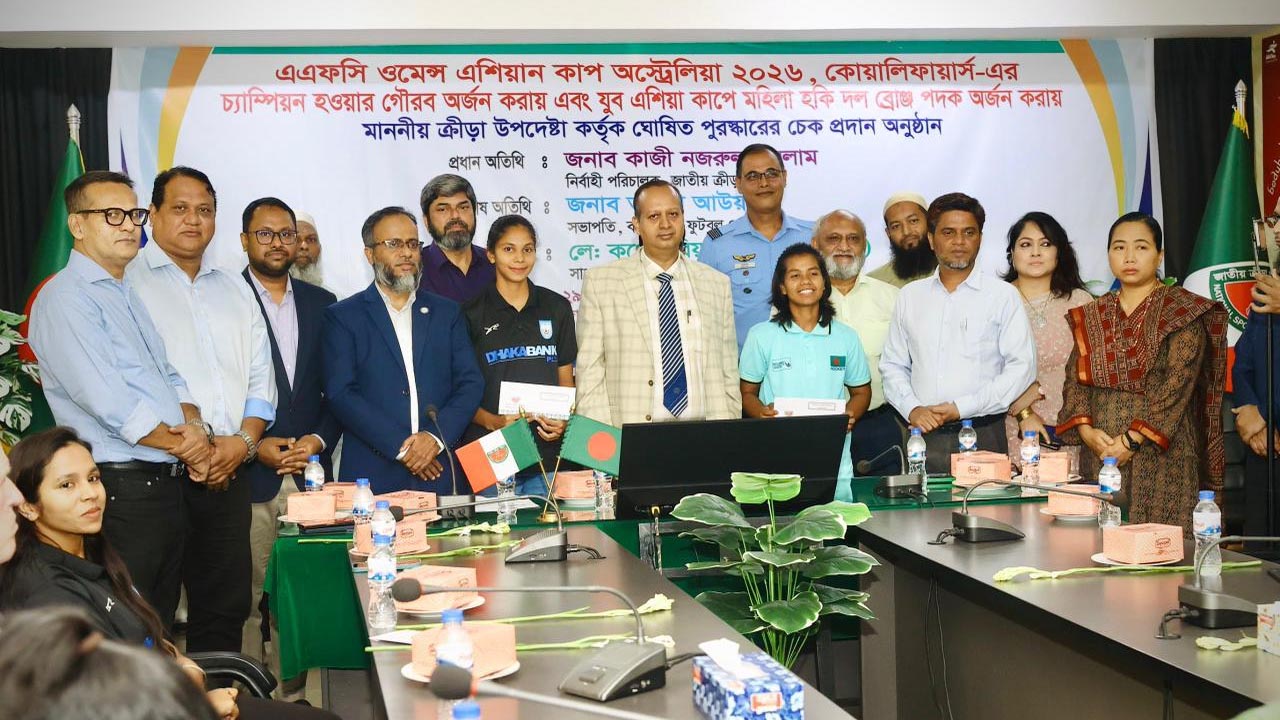 ফুটবল-হকি দলকে ৭১ লাখ টাকা পুরস্কার এনএসসির