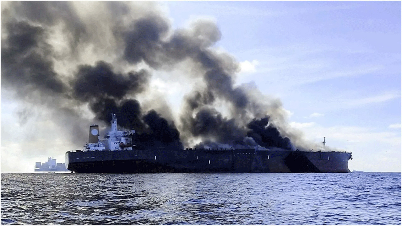 ইয়েমেন উপকূলে জাহাজে হামলা, আগুন