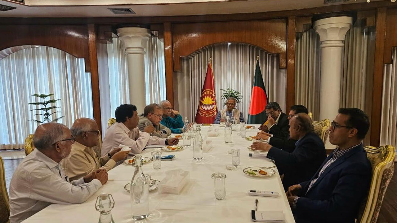 রাজনৈতিক দলগুলোর সঙ্গে প্রধান উপদেষ্টার জরুরি বৈঠক সন্ধ্যায়