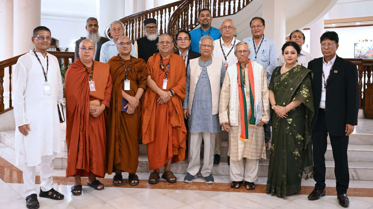 প্রধান উপদেষ্টার সঙ্গে বৌদ্ধ ধর্মীয় নেতাদের শুভেচ্ছা বিনিময়