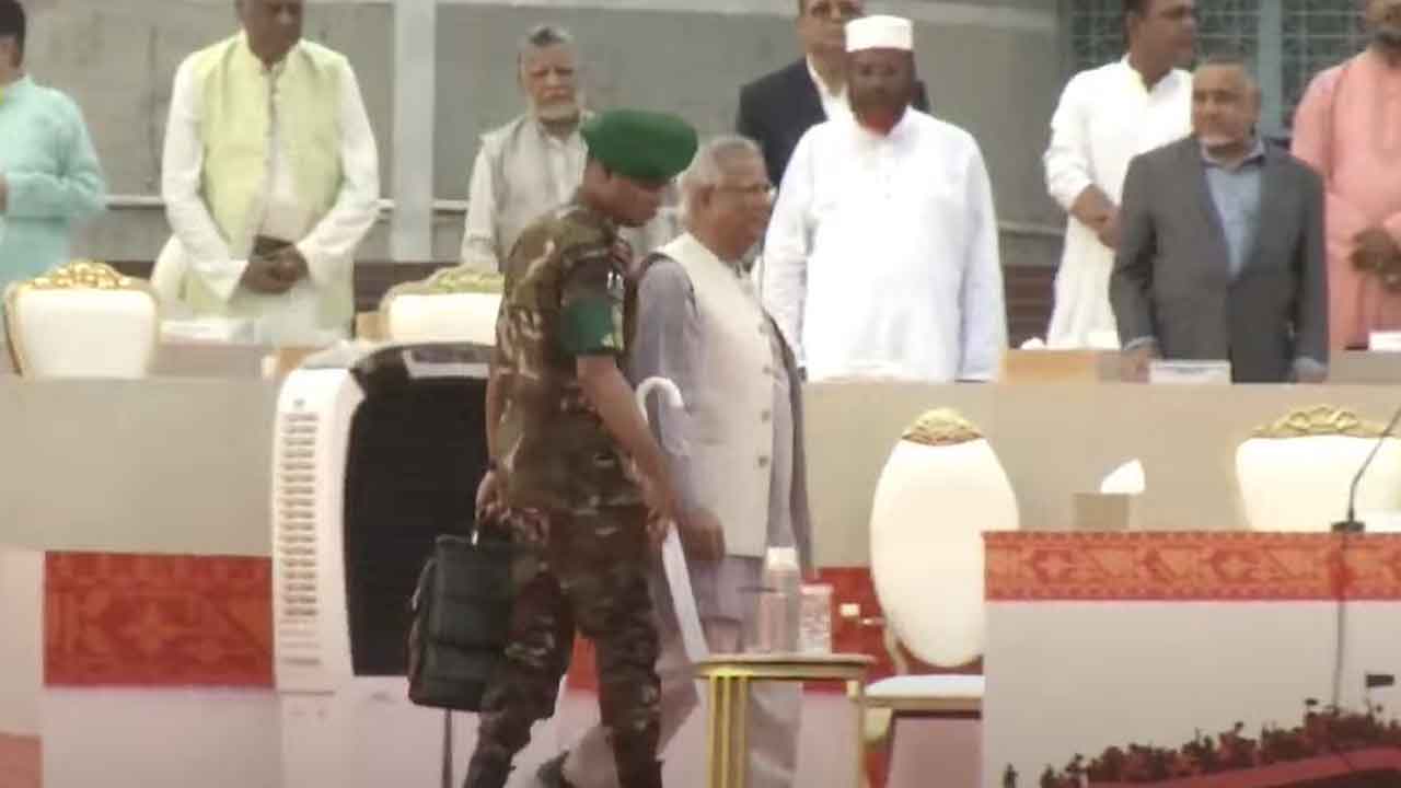 জুলাই জাতীয় সনদ স্বাক্ষর অনুষ্ঠানে যোগ দিলেন প্রধান উপদেষ্টা