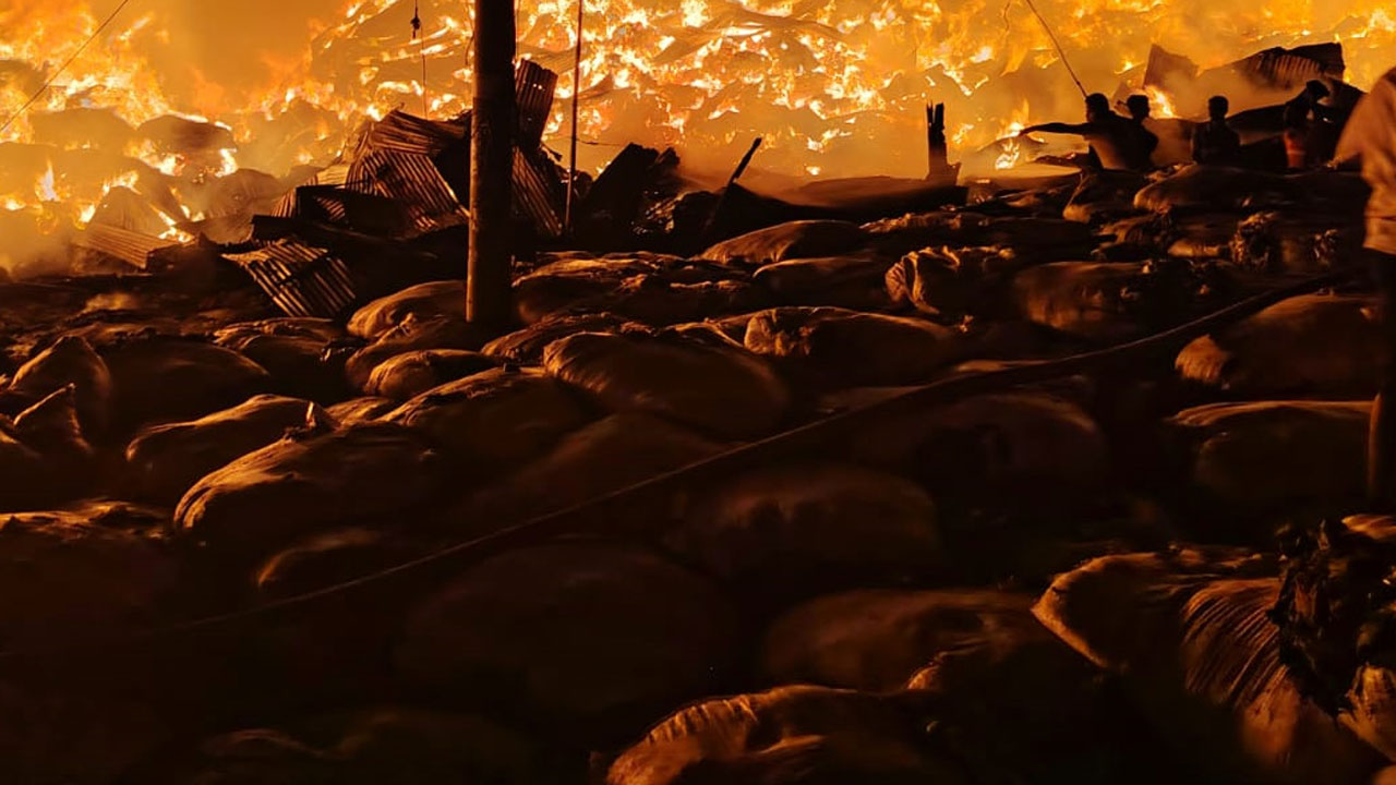 গাজীপুরে ঝুট গুদামের আগুন সাড়ে ৩ ঘণ্টা পর নিয়ন্ত্রণে