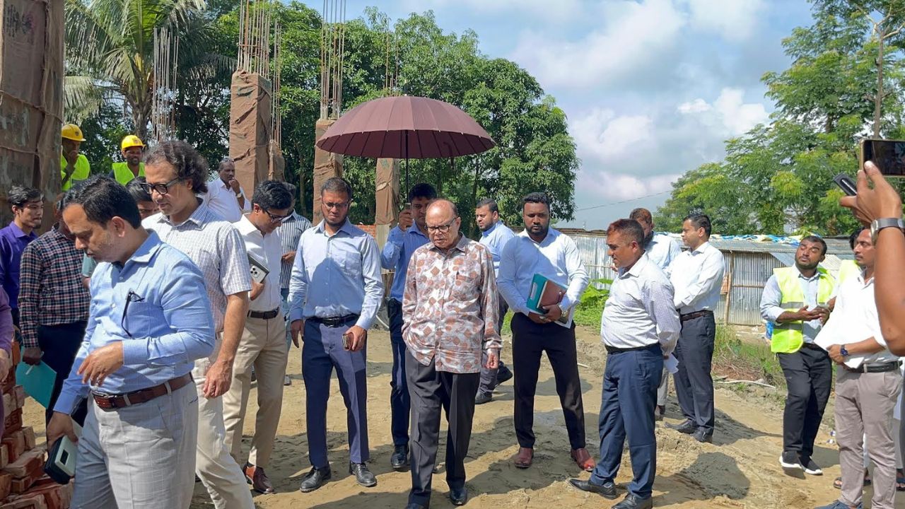 আনোয়ারায় নির্মাণাধীন খাদ্য গুদাম ঘুরে দেখলেন উপদেষ্টা