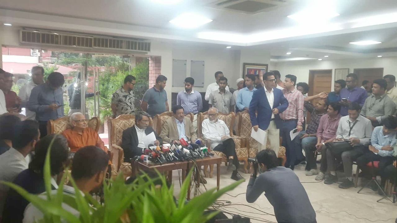 সনদ বাস্তবায়নে বিশেষজ্ঞের মতামত বিভিন্নভাবে অনেকে সমর্থন করেছেন