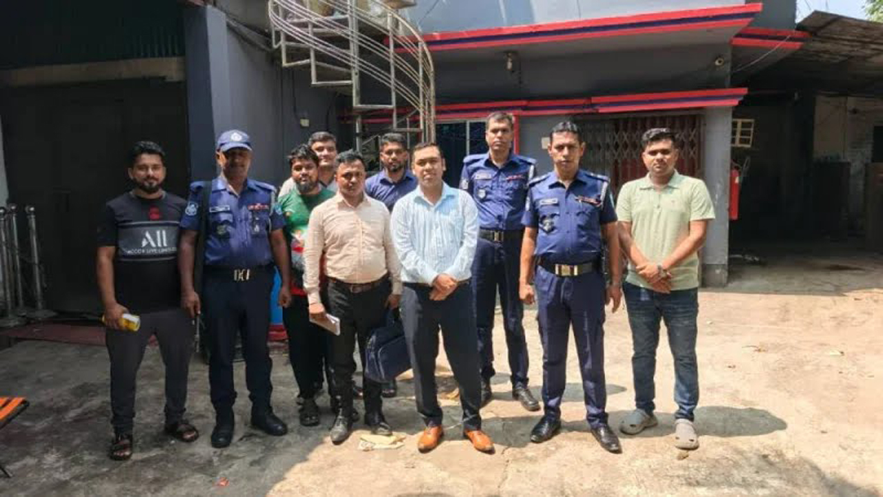 আড়াইহাজারে অস্বাস্থ্যকর পরিবেশে খাদ্য উৎপাদন, তিন ব্যবসায়ীকে জরিমানা