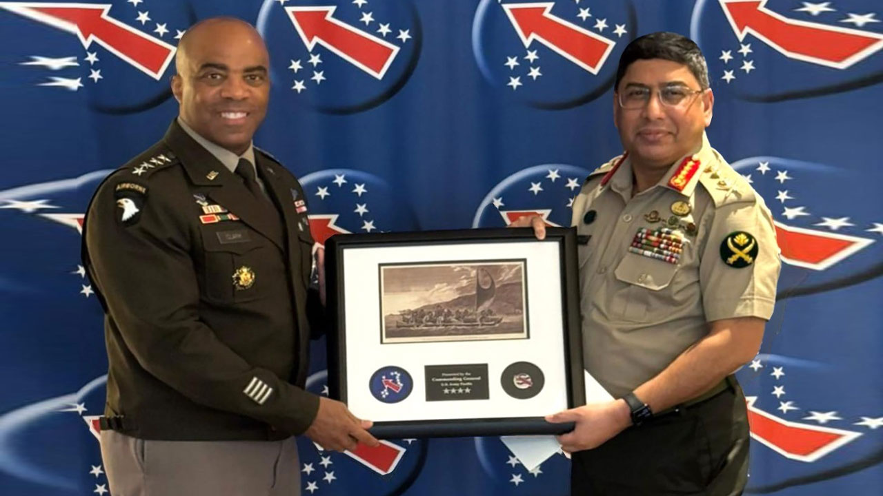 মালয়েশিয়া সফর শেষে দেশে ফিরেছেন সেনাবাহিনী প্রধান