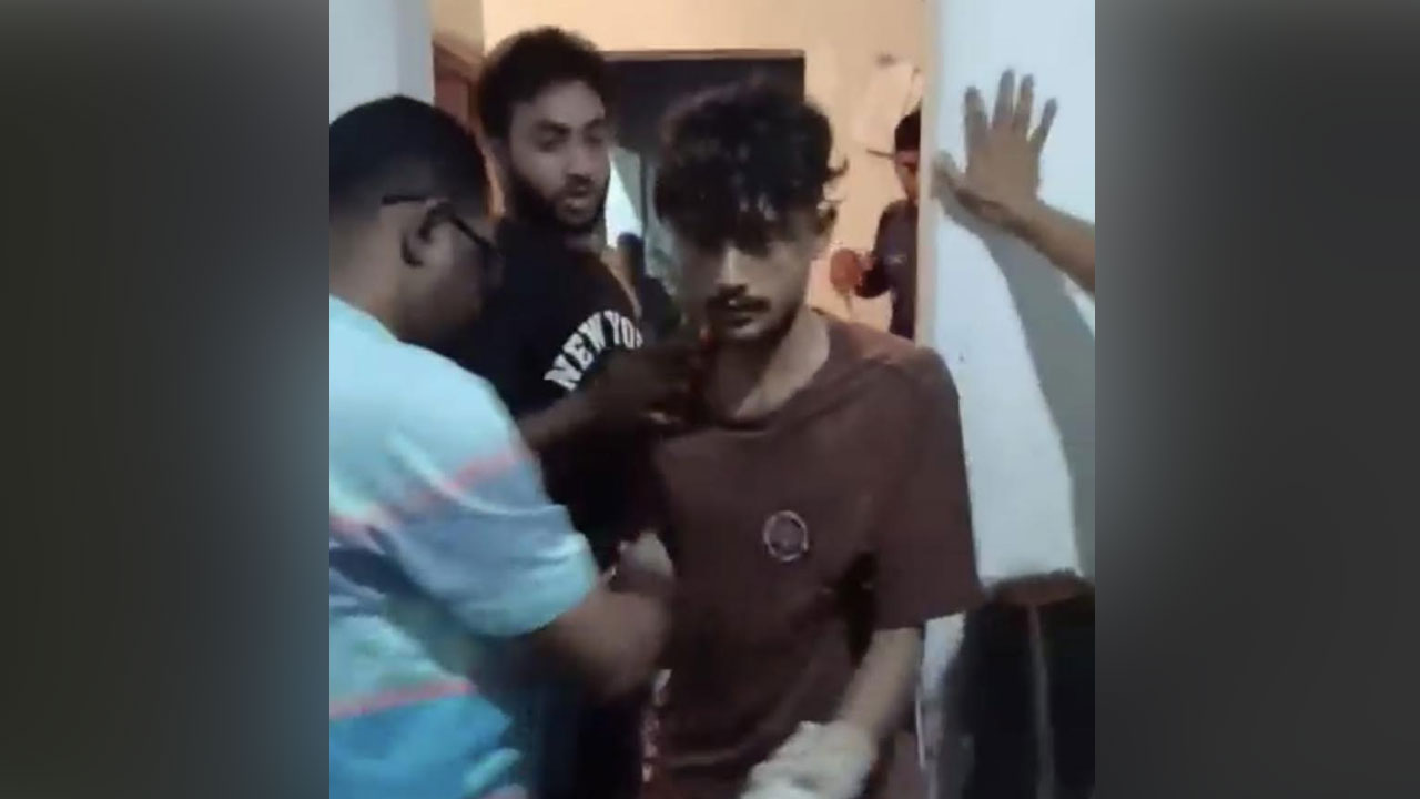 বৃদ্ধাকে গলা কেটে হত্যা করে ঘরের সিলিংয়ে লুকিয়ে ছিলেন যুবক!