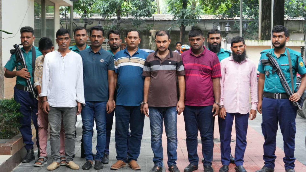 পুলিশের ভুয়া আইডি কার্ড বানিয়ে ডাকাতি করতো তারা