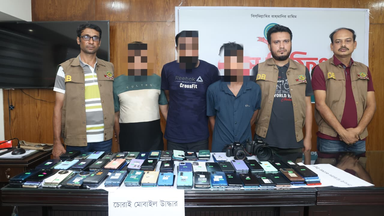 আইফোনসহ ১৪৮ মোবাইল উদ্ধার, মালিক খুঁজছে পুলিশ