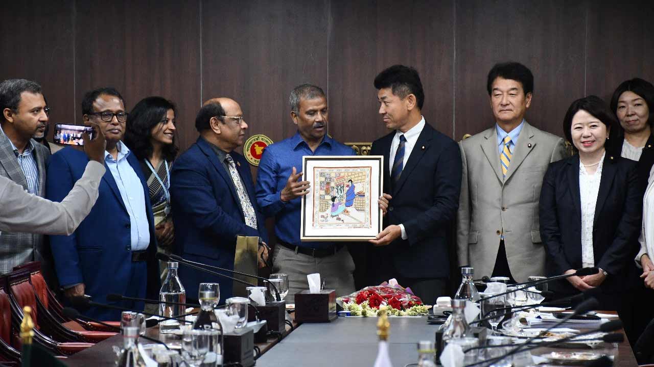 বছরে গ‌ড়ে ১০ লাখ কর্মীর বিদেশে কর্মসংস্থান হ‌চ্ছে : আসিফ নজরুল