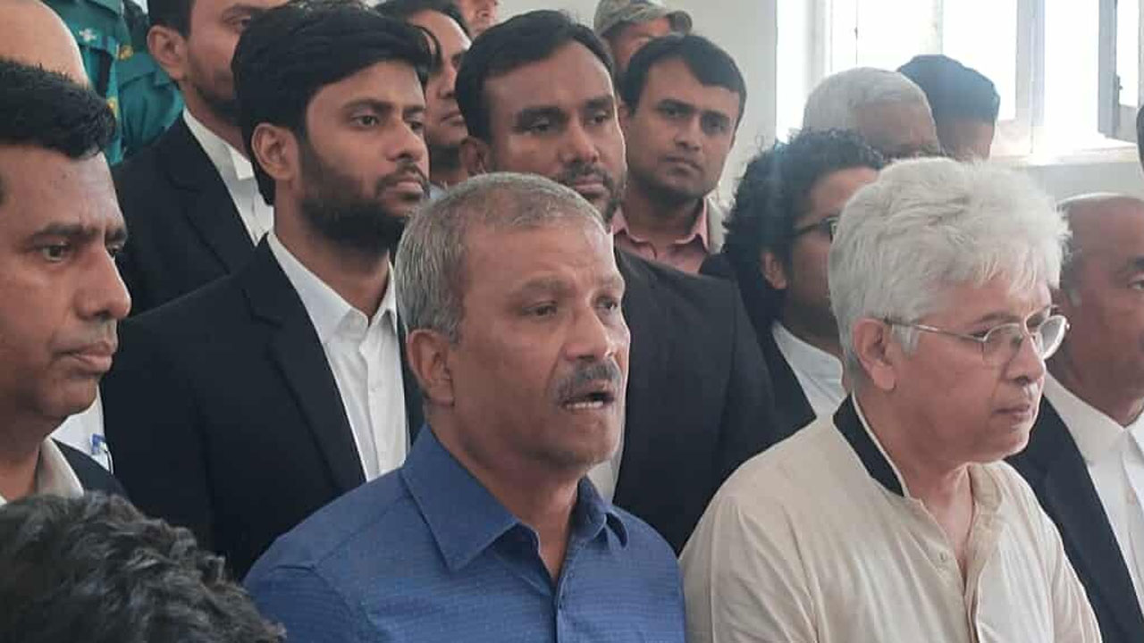 জুলাইয়ের মানবতাবিরোধী অপরাধের বিচার অনিবার্য : আইন উপদেষ্টা