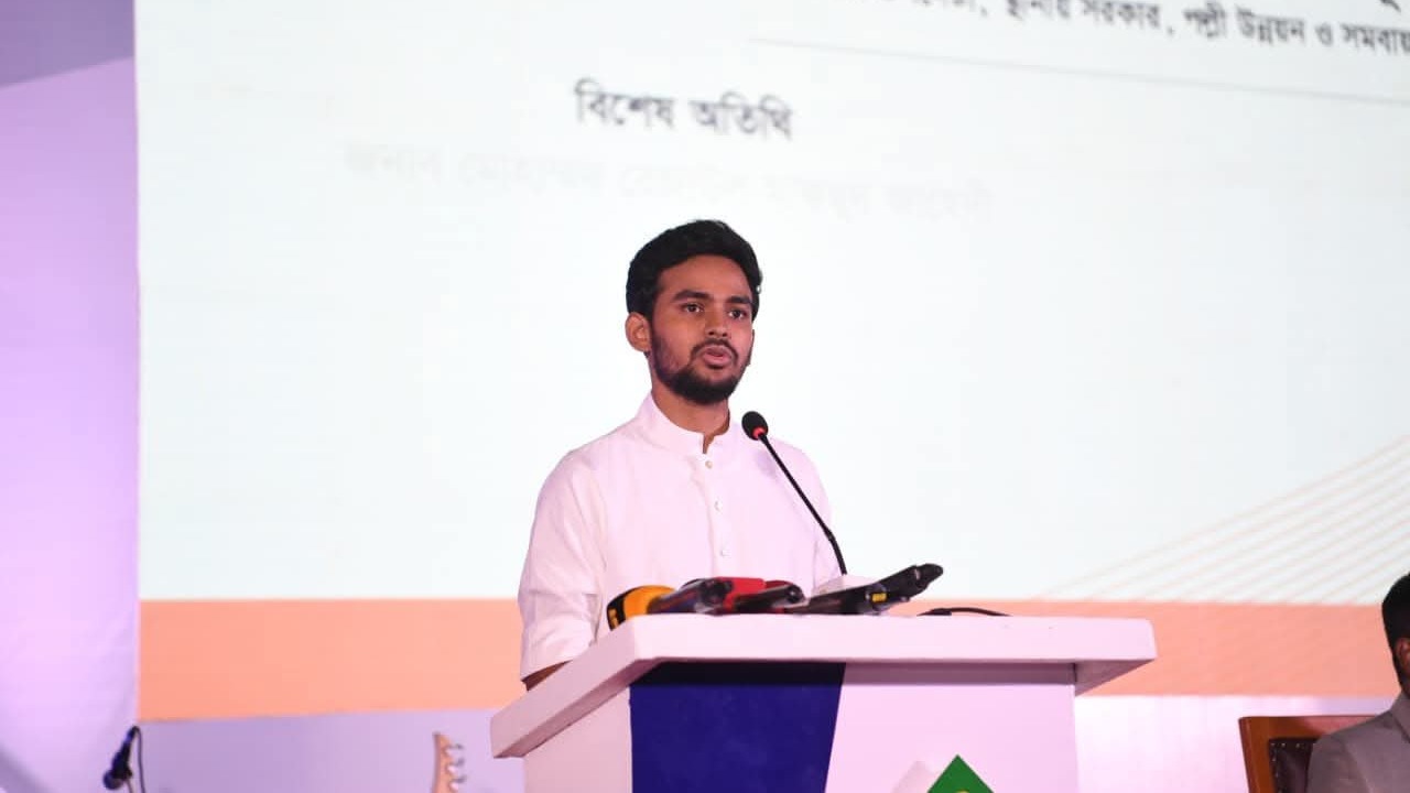 আদালতকক্ষে বিচারকের সামনে সাংবাদিককে মারধরের ঘটনায় যা বললেন আসিফ মাহমুদ