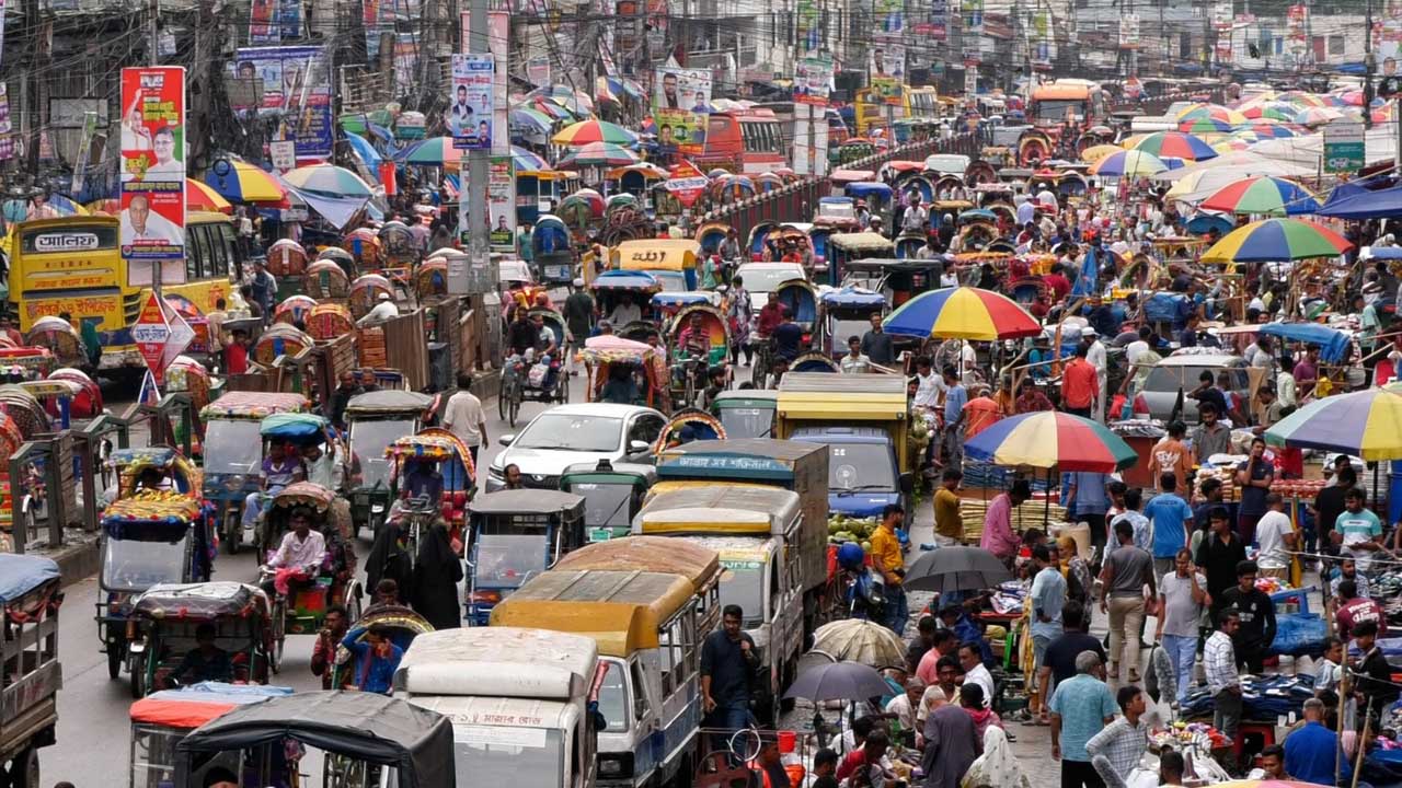 নীরব মহামারি: ব্যাটারিচালিত রিকশায় পঙ্গুত্বের করুণ কাহিনি