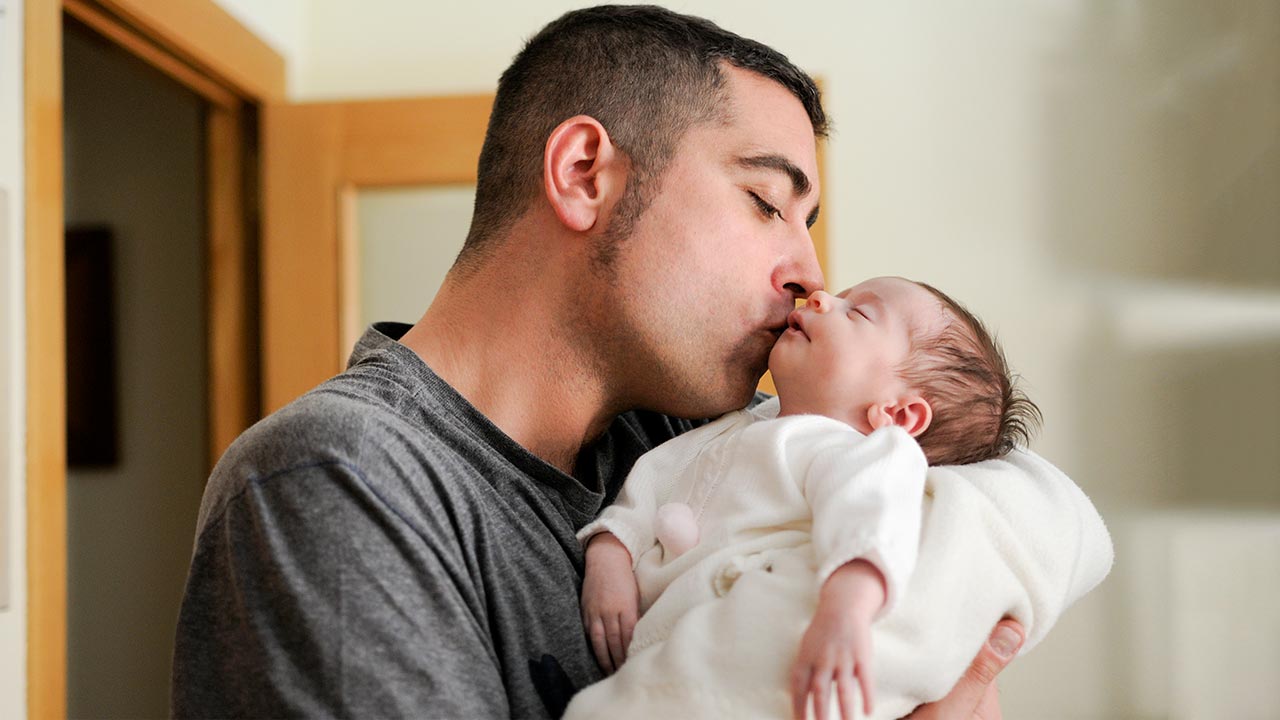 নবজাতককে ‍চুমু খাবেন না যে কারণে