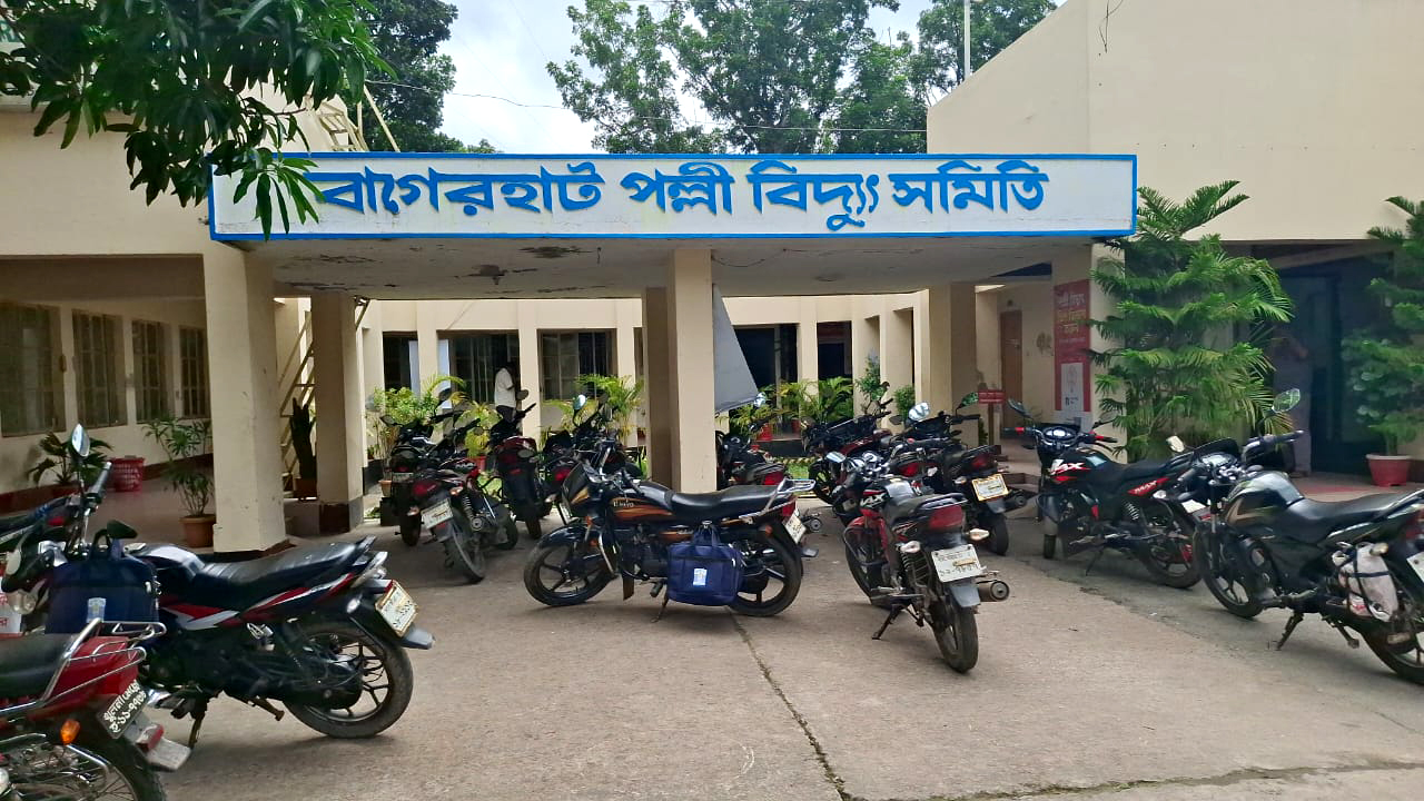 বাগেরহাটে পল্লী বিদ্যুৎ কর্মীদের অনির্দিষ্টকালের কর্মবিরতি