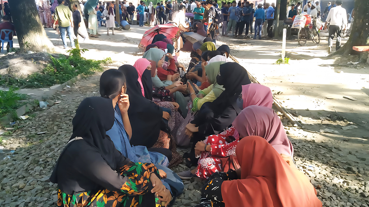 এবার রেলপথ অবরোধ করলেন বাকৃবির আন্দোলনরত শিক্ষার্থীরা