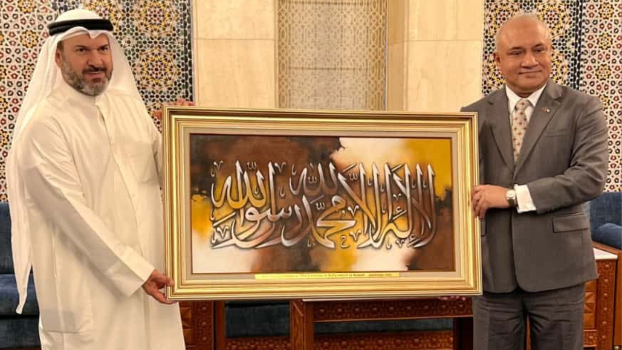 কুয়েতের গ্র্যান্ড মসজিদে বাংলাদেশি ক্যালিগ্রাফি হস্তান্তর