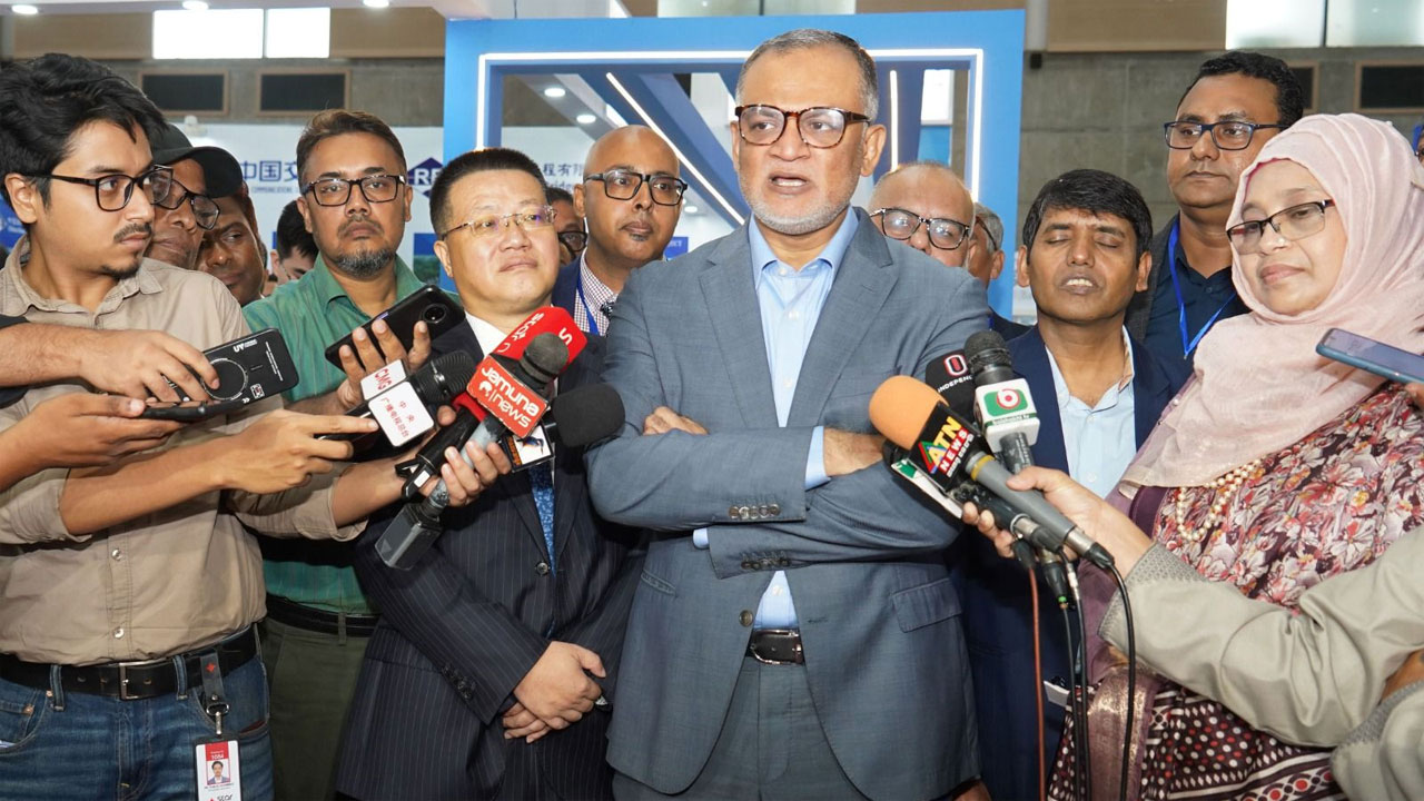 বাংলাদেশে চীনের বিনিয়োগ ৩০০ শতাংশ বেড়েছে : বাণিজ্য উপদেষ্টা