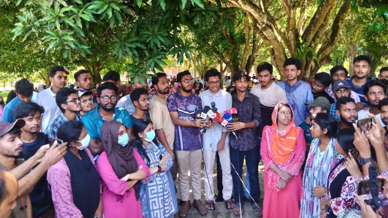 বাকৃবিতে হল ছাড়েনি ছাত্ররা, ছয় দফা দাবি পেশ