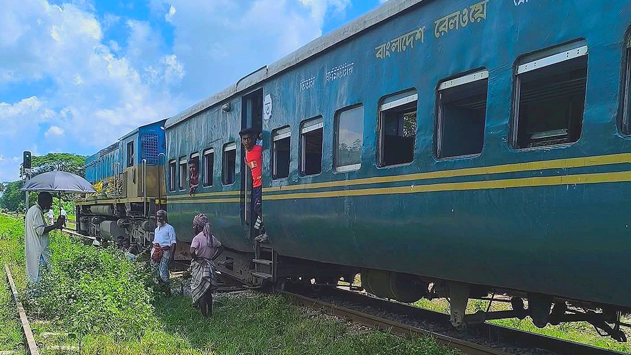 ব্রাহ্মণবাড়িয়ায় লাইনচ্যুত বগি রেখেই ছাড়লো ট্রেন, চলাচল স্বাভাবিক