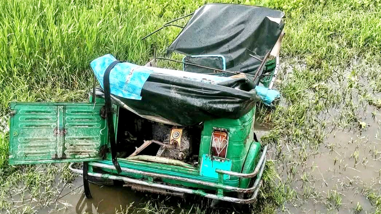 ট্রেনের সঙ্গে অটোরিকশার ধাক্কা লেগে চালকসহ নিহত ২