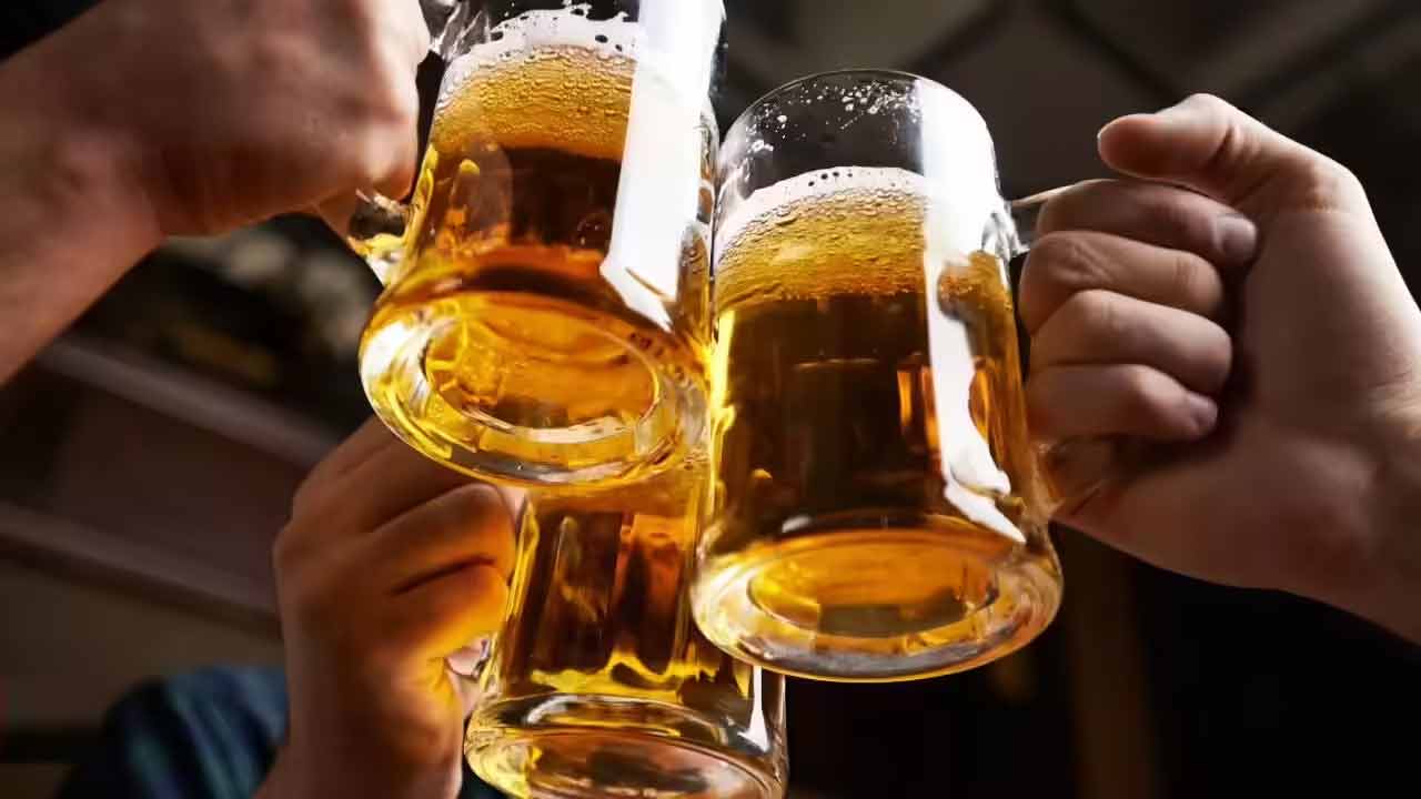 বিয়ার পানের বয়স ২৫ থেকে কমিয়ে ২১ বছর করতে চায় দিল্লি