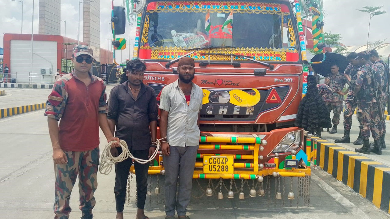 মরিচ বোঝাই ট্রাকে এয়ার পিস্তল, দুই ভারতীয় নাগরিক আটক