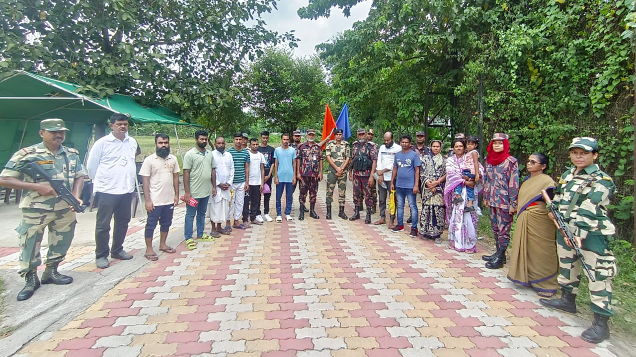 ১২ জন বাংলাদেশিকে বিজিবির কাছে হস্তান্তর করল বিএসএফ