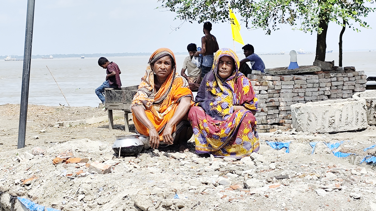 ঘরবাড়ি-স্কুল-মসজিদ সব হারিয়ে যাচ্ছে নদীতে, দ্রুত ব্যবস্থার দাবি