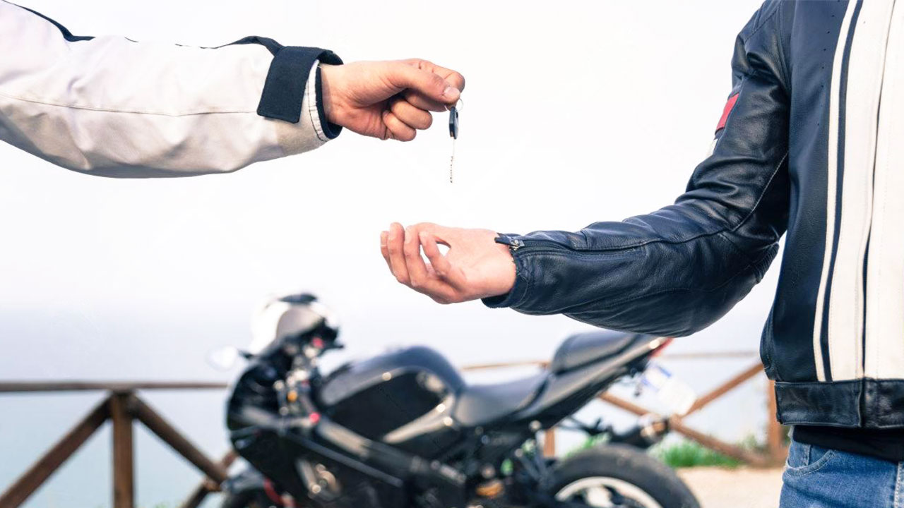 বাইক কিনেই অন্যের হাতে দিচ্ছেন? নিজের যে ক্ষতি করছেন