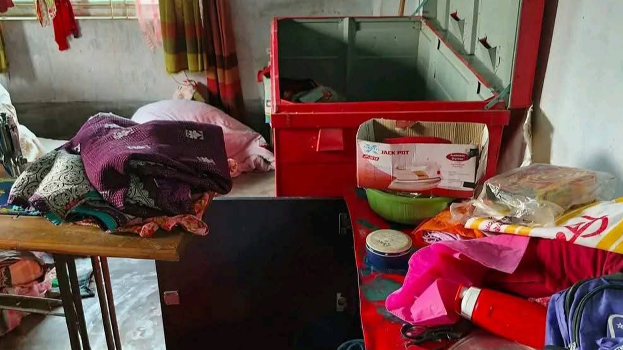 বিএনপি নেতার বাড়িতে সবাইকে বেঁধে রেখে ডাকাতি