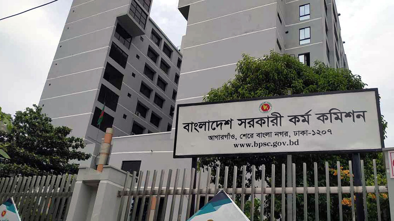 বিসিএস পরীক্ষায় নকল করে নিষিদ্ধ হলেন পরীক্ষার্থী