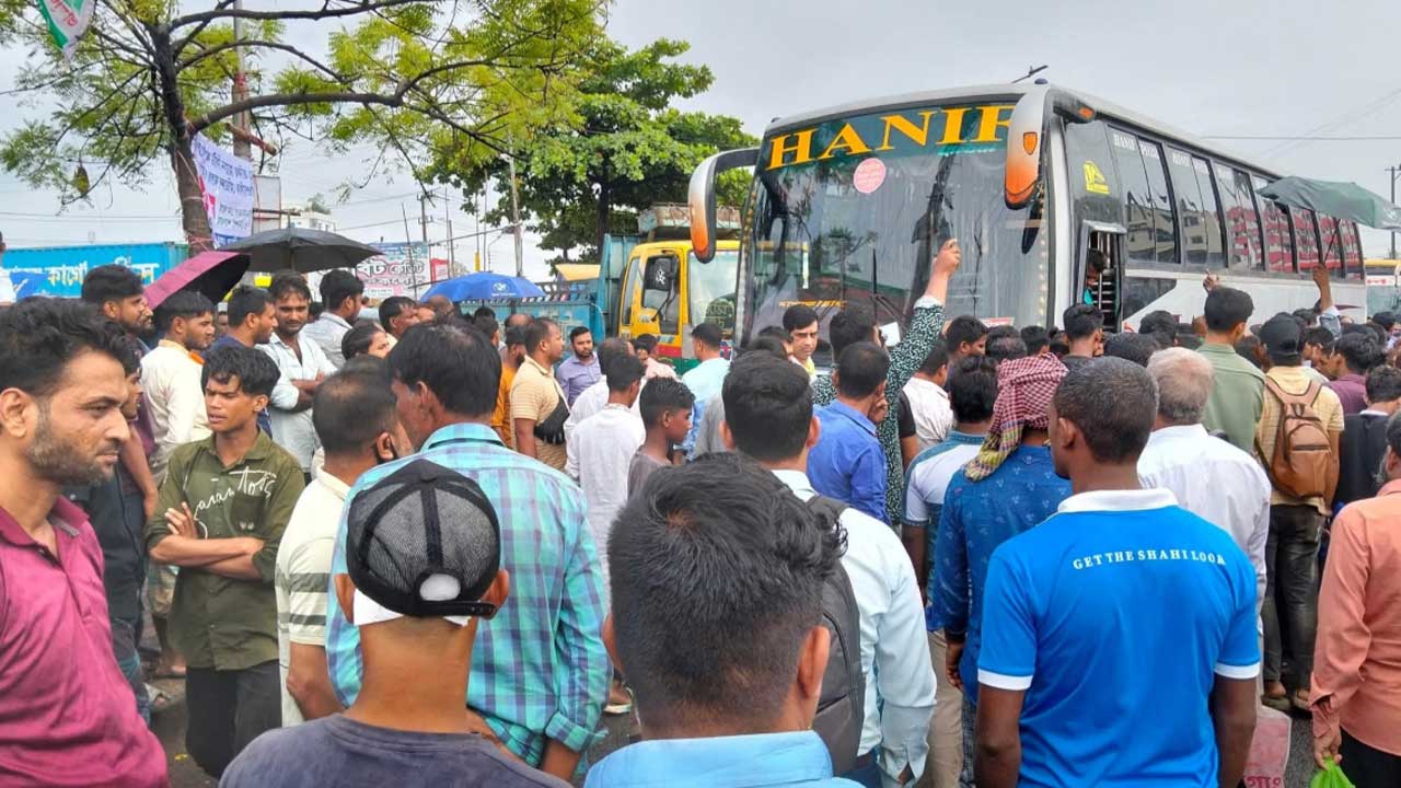 বাস-মাইক্রোবাস কর্মীদের মারামারি, শাহ আমানত সেতুতে দীর্ঘ যানজট