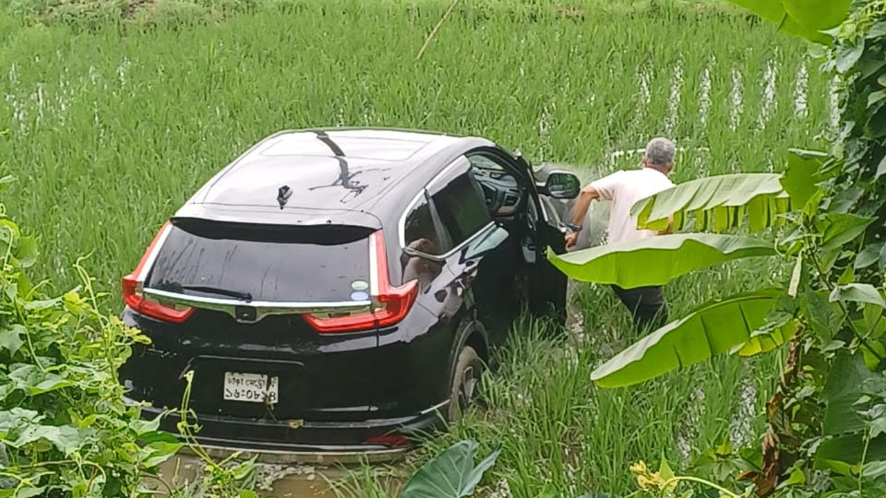 চট্টগ্রামে প্রাইভেট কার নিয়ন্ত্রণ হারিয়ে ধানক্ষেতে