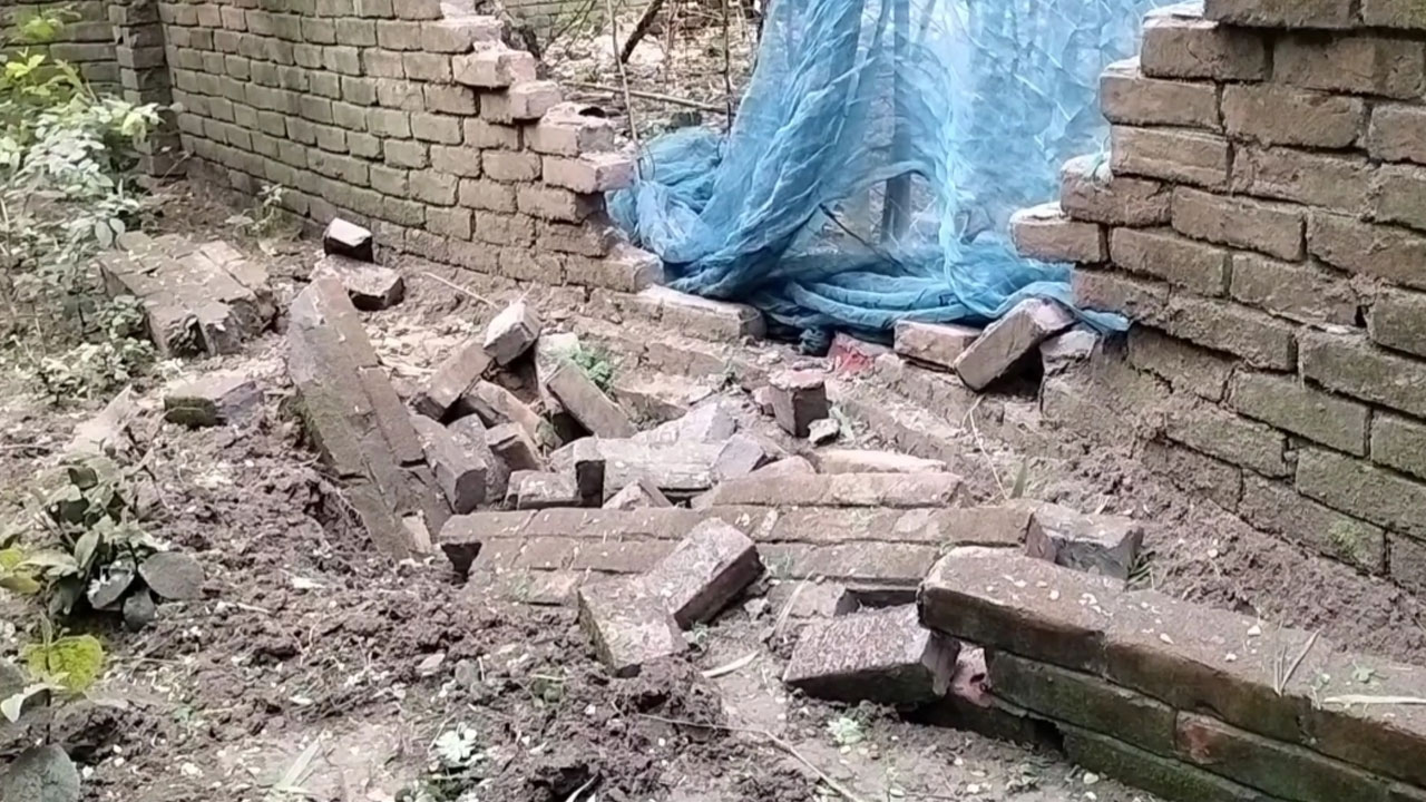 চাঁপাইনবাবগঞ্জে কবরস্থানে পুঁতে রাখা ককটেল বিস্ফোরণ