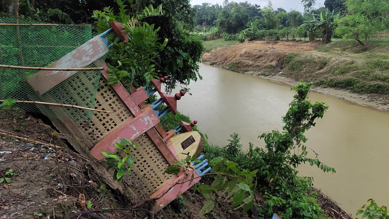 ড্রেজার মেশিন দিয়ে বালু উত্তোলন, নদীগর্ভে শতবর্ষী কবরস্থান