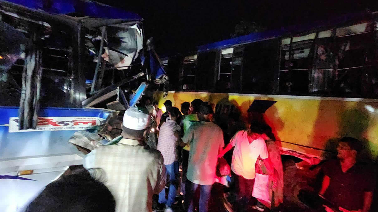 চট্টগ্রাম-কক্সবাজার মহাসড়কে ২ বাসের সংঘর্ষ, চালক নিহত
