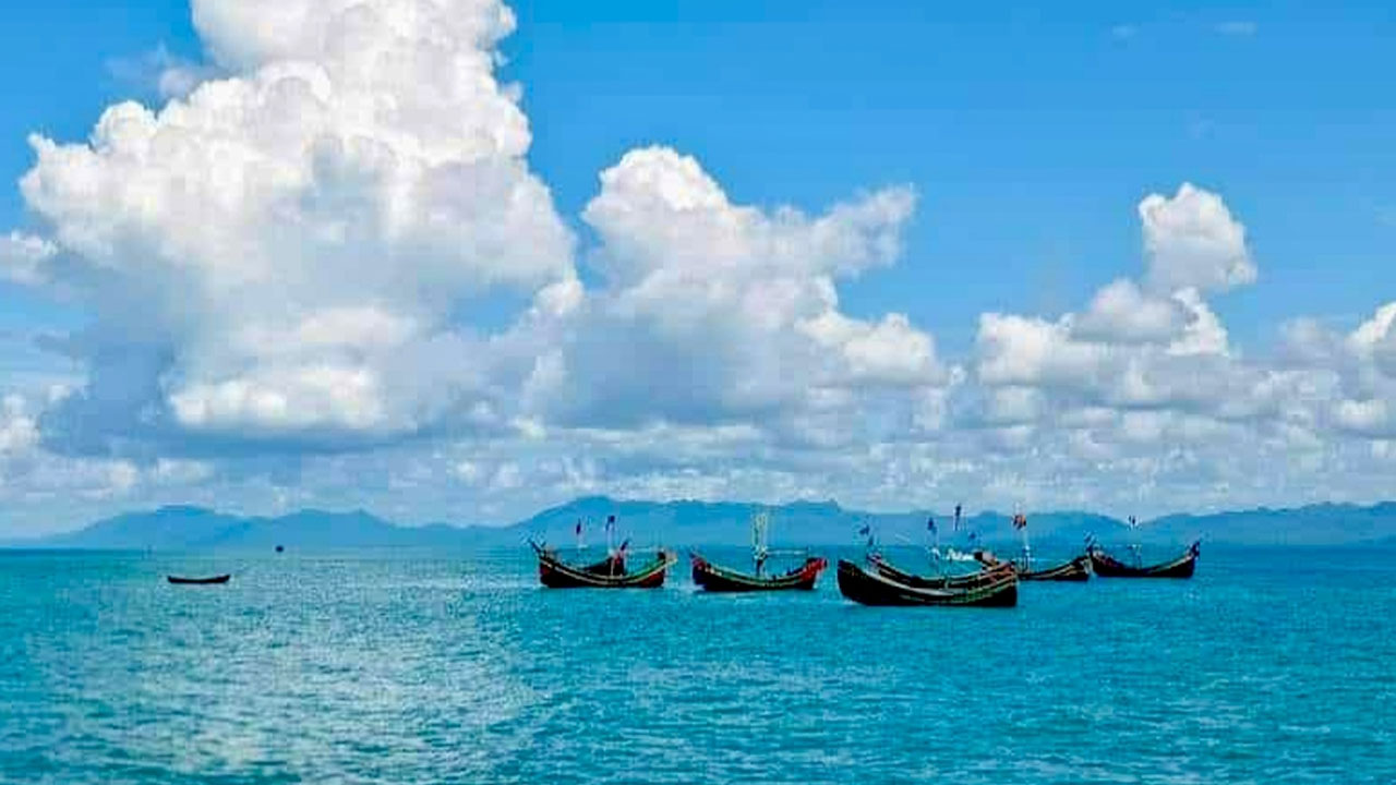 সেন্ট মার্টিন থেকে ৩ ট্রলারসহ ১৮ জেলেকে ধরে নিয়ে গেল আরাকান আর্মি