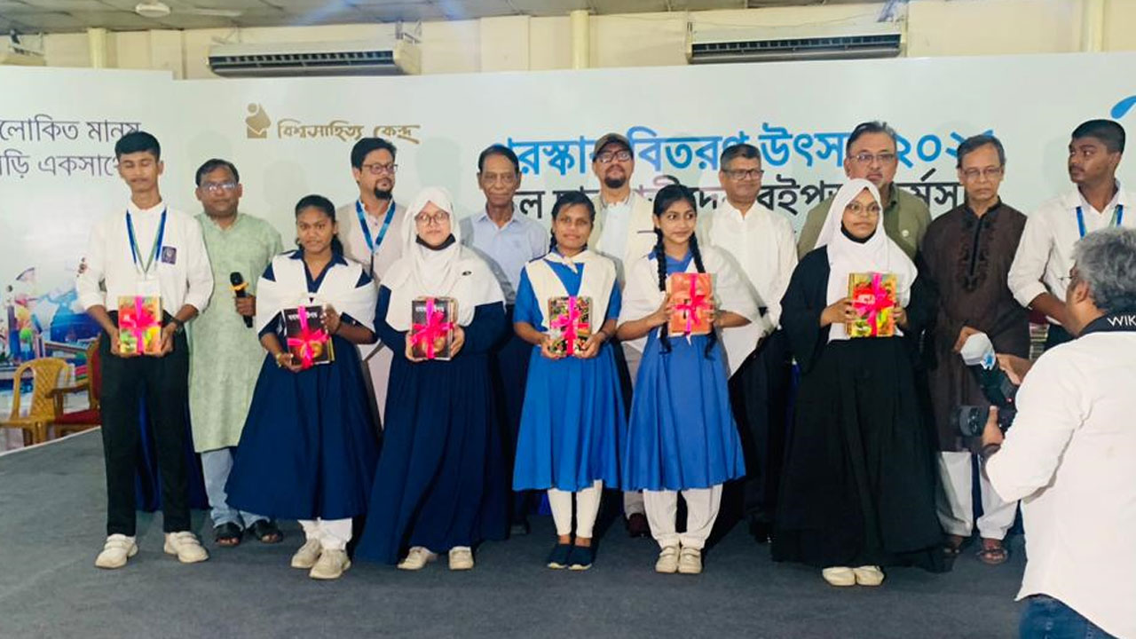চট্টগ্রামে বই পড়ে পুরস্কার পেলো ৬ হাজার শিক্ষার্থী