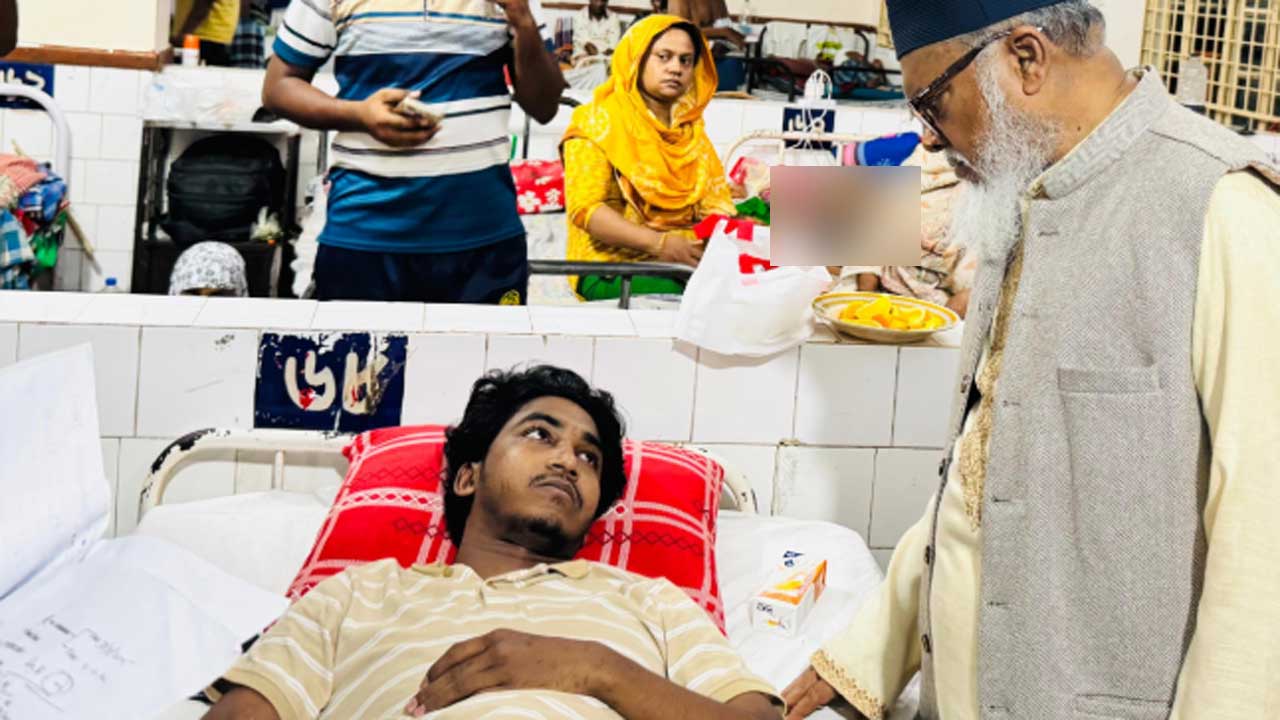 আহত শিক্ষার্থীদের খোঁজখবর নিতে মধ্যরাতে চমেক হাসপাতালে ধর্ম উপদেষ্টা