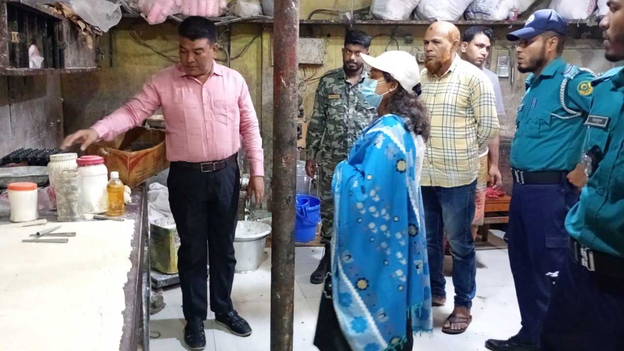 চট্টগ্রামে অস্বাস্থ্যকর পরিবেশে বেকারি পণ্য প্রস্তুত, জরিমানা