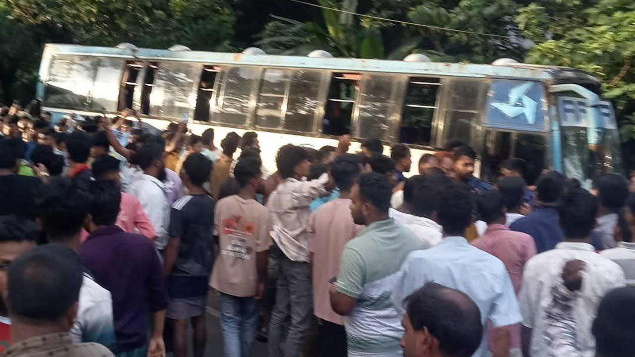 সড়ক দুর্ঘটনায় ফের নিহত ১, প্রতিবাদে চট্টগ্রাম-কক্সবাজার মহাসড়ক অবরোধ