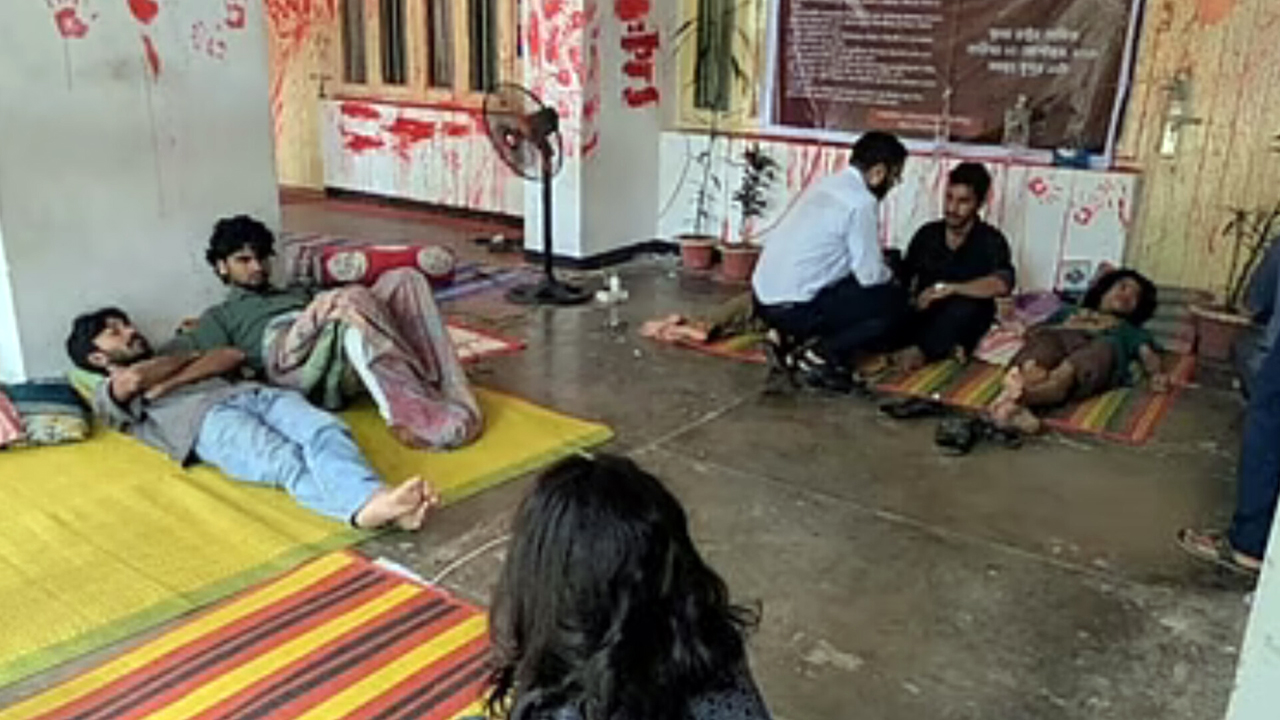 চবিতে অনশনরত শিক্ষার্থীদের শারীরিক অবস্থার অবনতি