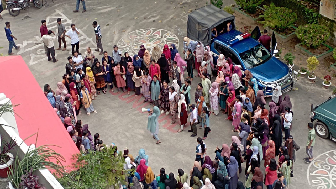 চবি উপাচার্যের বক্তব্যের প্রতিবাদে ছাত্রীদের বিক্ষোভ