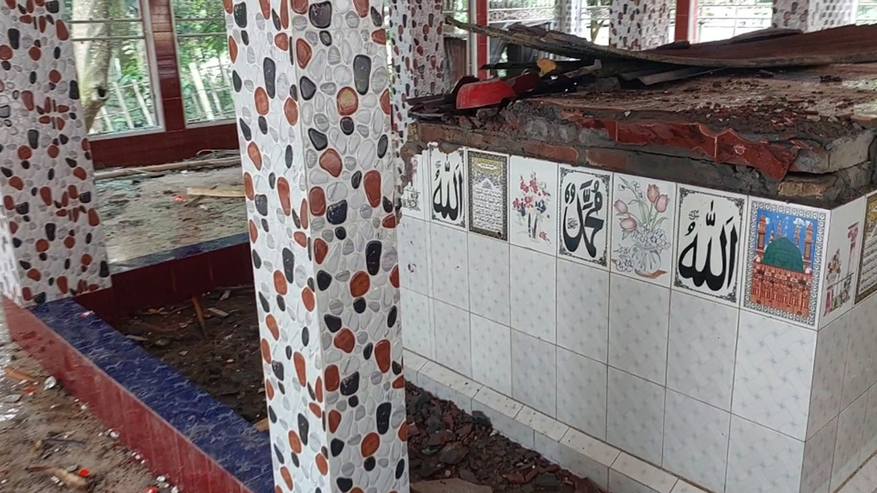 কুমিল্লায় মাইকে ঘোষণা দিয়ে ৪ মাজারে হামলা-অগ্নিসংযোগ