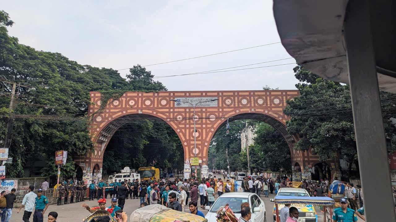 ঢাবির প্রবেশপথ ও আশপাশে রাজনৈতিক কর্মীদের ভিড় বাড়ছে