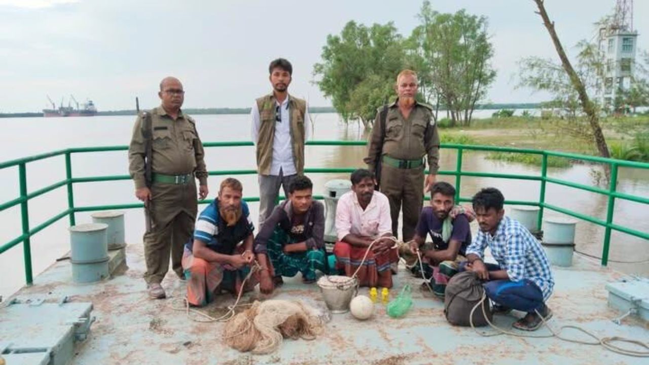 সুন্দরবন থেকে বিষ-নৌকাসহ ৫ জেলে আটক