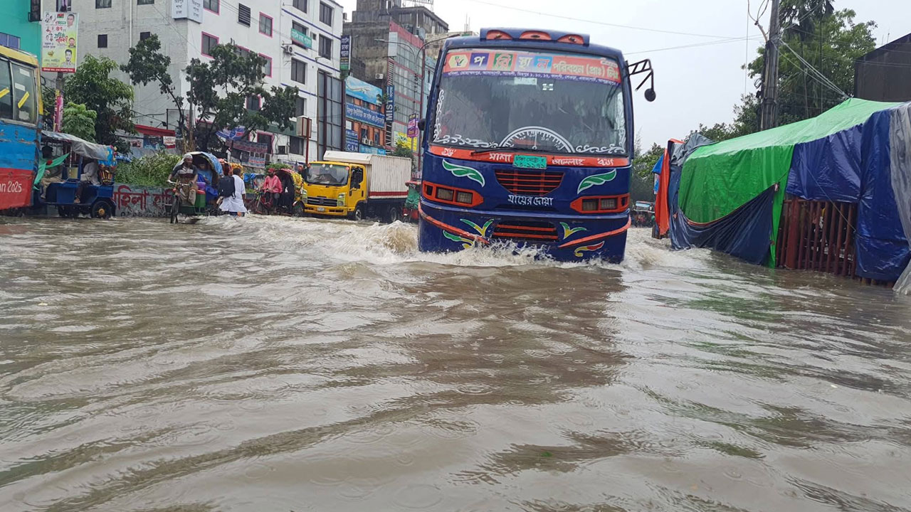 টানা বৃষ্টিতে ডুবেছে ঢাকার সড়ক, বিমানবন্দর এলাকায় হাঁটু পানি