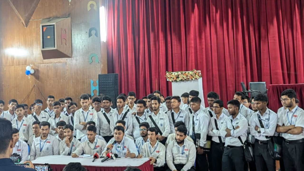 বিশ্ববিদ্যালয় নিয়ে ঢাকা কলেজের উচ্চমাধ্যমিক শিক্ষার্থীদের উদ্বেগ