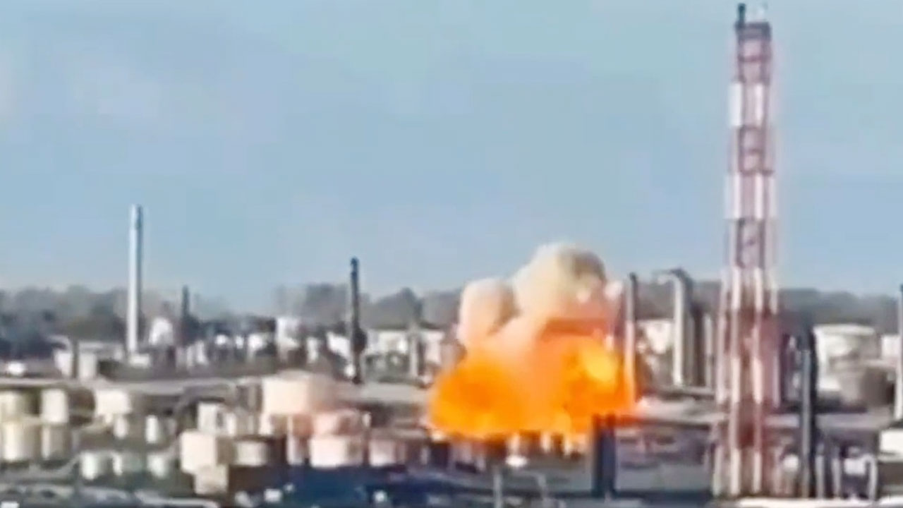 রাশিয়ার অন্যতম বৃহৎ তেল শোধনাগারে ড্রোন হামলা ইউক্রেনের